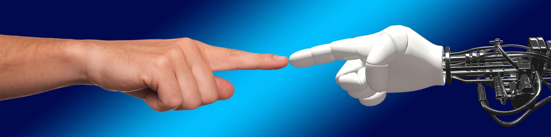 Hand van mens en hand van robot