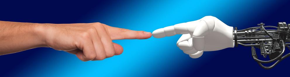 Hand van mens en hand van robot